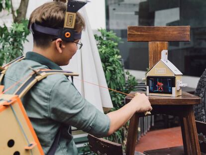 Un niño juega con uno de los 'kits' de Nintendo Labo.