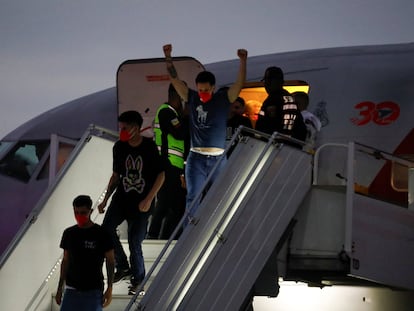 Desembarque de un avión con venezolanos detenidos en El Salvador a su llegada al Aeropuerto Internacional Simón Bolívar este viernes.