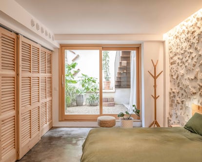 La vivienda cuenta con dos dormitorios, ubicados en la primera planta.