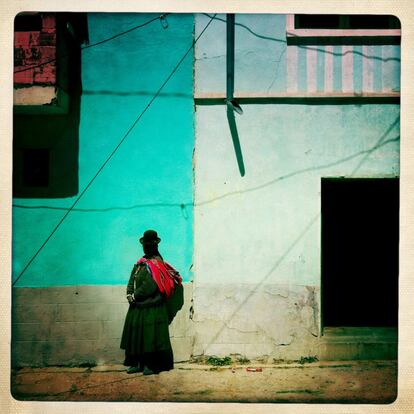 Bolivia, aun así, es uno de los países más indígenas de América. Los colores llenan sus calles. Ropas tradicionales, mercados o celebraciones muestran una estética singular. Detrás de estos coloridos, sin embargo, aflora la falta de recursos. A pesar de que el desempleo se sitúa por debajo del 5%, la renta per cápita bordea los 3.000 euros al año y sigue siendo la más baja de la región.