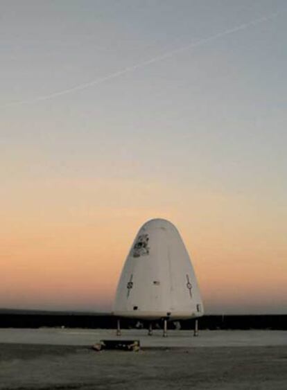 La nave de prueba Goddard antes de elevarse en el desierto tejano.