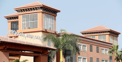 Vista general del hotel H10 Costa Adeje Palace (Tenerife) donde en torno a 700 personas se encuentran en cuarentena tras registrarse cuatro positivos por coronavirus en clientes allí alojados.