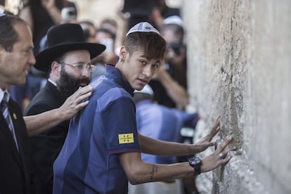 Neymar, en el Muro de las Lamentaciones.