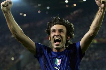 Pirlo celebra el primer gol de Italia en la semifinal ante Alemania tras un pase suyo a Grosso.