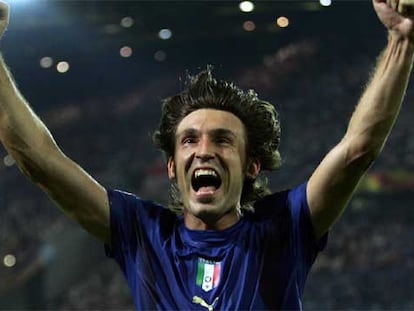 Pirlo celebra el primer gol de Italia en la semifinal ante Alemania tras un pase suyo a Grosso.
