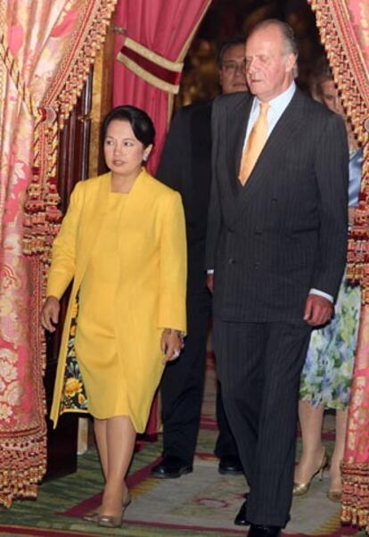 El Rey Juan Carlos y la presidenta de Filipinas, Gloria Macapagal Arroyo entran al salón de actos durante su visita a España.