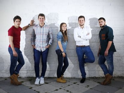 De izquierda a derecha, Miguel Mayoral, Óscar Barrios, Jéssica Almazán, Matías Pérez y Carlos Jado, en una plaza de Alcalá de Henares.