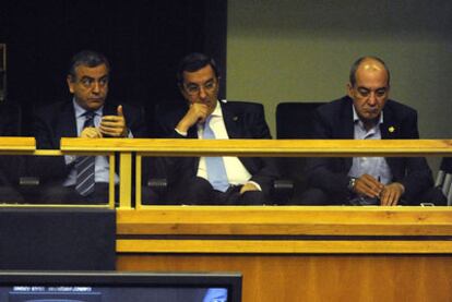 De izquierda a derecha, los tres diputados generales Javier De Andrés (Álava), José Luis Bilbao (Bizkaia) y Martin Garitano (Gipuzkoa), en un pleno del Parlamento.