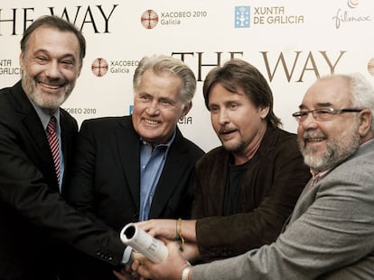 De izquierda a derecha, el conselleiro Roberto Varela, Martin Sheen, Emilio Estevez y el productor de <i>The Way</i>, Julio Fernández.