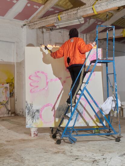 La artista quemando la pieza 1 Supervivent para para una exposición en la galería Everyday de Amberes. 