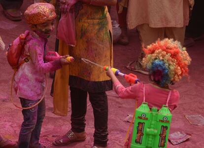 Niños juegan con pistolas de agua durante la celebración del festival Holi en Siliguri (India), el 2 de marzo de 2018.
