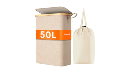 Cesto de ropa sucia sobre fondo blanco.