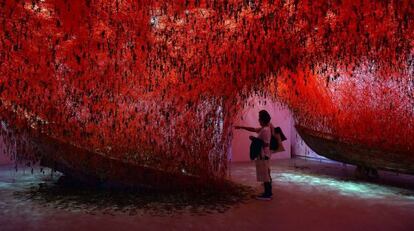 La instalaci&oacute;n &#039;The Key in the Hand&#039;, obra de la japonesa Chiharu Shiota, en el Pabell&oacute;n de Jap&oacute;n de la Bienal de Venecia.