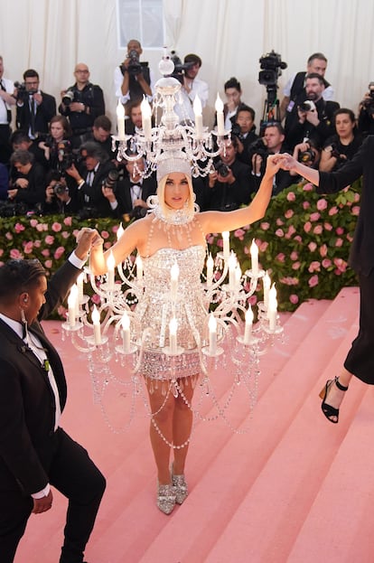 La gala Met de 2019 rindió homenaje a la estética camp, un estilo extravagante que se basa también en la estética antinatural. Para la ocasión, la artista optó por este vestido candelabro, de Jeremy Scott —diseñador de Moschino— con el que iluminó la alfombra roja (literalmente).