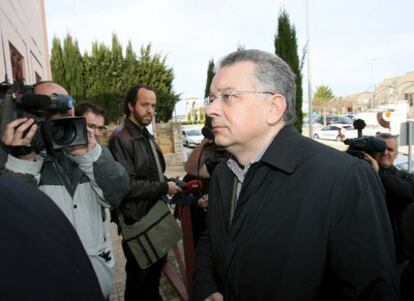 El exdirector de la central nuclear de Ascó Rafael Gasca, a su llegada hoy al juzgado de Gandesa (Tarragona)