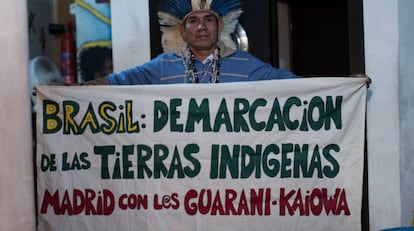 Ladio Verón exhibe un cartel de apoyo a su comunidad.