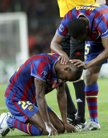 Abidal se lesiona y tiene que abandonar el campo por Maxwell.