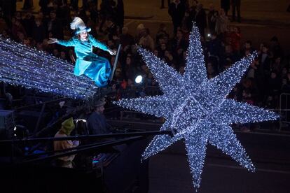 Una de las carrozas de la cabalgata de Los Reyes Magos en Barcelona.