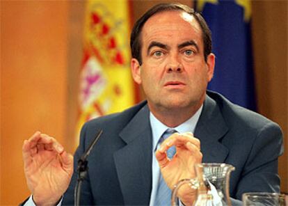 El ministro de Defensa, José Bono, durante la conferencia de prensa posterior al Consejo de Ministros.