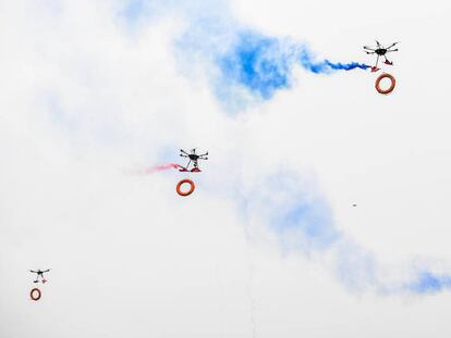 Varios drones de los bomberos participan en un rescate a orillas del río Fen, en Taiyuan, China. Se usaron para lanzar salvavidas. El humo de colores busca hacerlos más visibles.