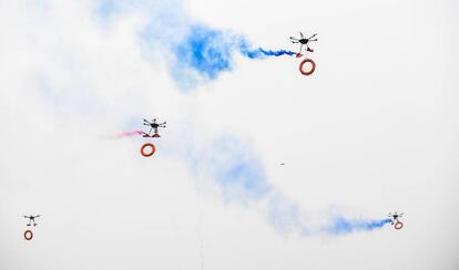 Varios drones de los bomberos participan en un rescate a orillas del río Fen, en Taiyuan, China. Se usaron para lanzar salvavidas. El humo de colores busca hacerlos más visibles.