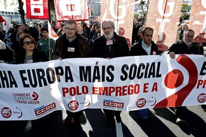 En la foto manifestación en A Coruña que ha recorrido varias calles, desde la plaza de la Palloza a la plaza del Obelisco. EFE/Eliseo Trigo