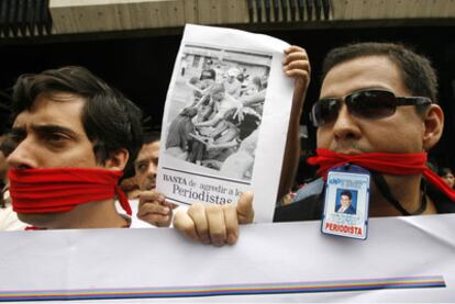 Periodistas y trabajadores de medios de comunicación se manifiestan ante la Fiscalía General de Venezuela, en Caracas en 2009.