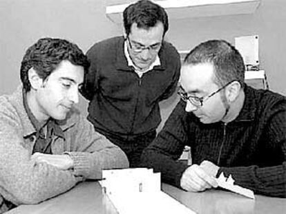 De izquierda a derecha, los arquitectos Sergio Araitoarro, Manuel Vázquez y Pablo Ortiz de Zárate.