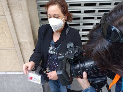 Una madre muestra en San Sebastián el test de saliva de su hija, que ha estado de viaje de estudios en Mallorca.