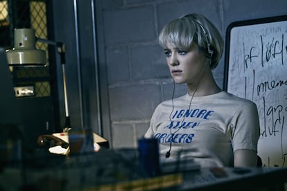 Las camisetas de Cameron Howe

La programadora ochentera protagonista de la muy recomendable –y subestimada– serie Halt and Catch Fire es el modelo de antiheroína que los espectadores del futuro queremos ver en las pantallas. Su estilo punk y andrógino marcó tendencia en la época normcore y la camiseta con el lema Ignore Alien Orders (Ignora Órdenes Alienígenas) fue replicada hasta la saciedad en tiendas online.