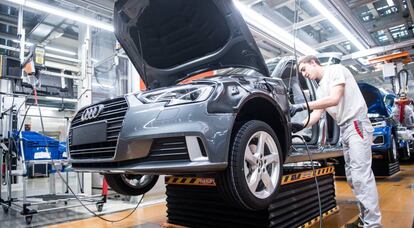 Trabajadores revisan un nuevo Audi Q2 en la línea de producción de Audi A3 y Q2 en la fábrica alemana de Audi ubicada en Ingolstadt, Alemania.