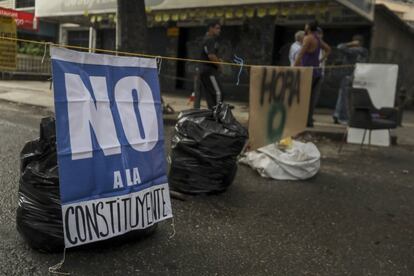 Un grupo de manifestantes cierra una avenida durante el paro general.