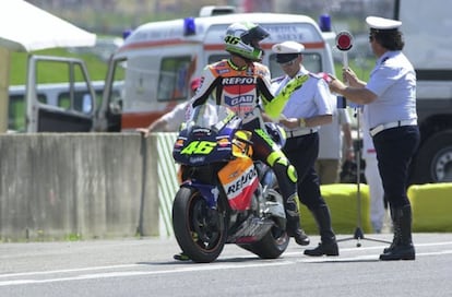 Una de las celebraciones míticas del italiano: unos policías fueron a multarle al terminar la carrera. Fue en Mugello, en 2002. Todavía corría con Honda. 