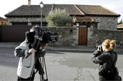 Chalé de Torrecaballeros (Segovia) donde se han encontrado los cadáveres del presunto asesino, de su esposa y su hijo menor de 16 años, en el primer crimen de violencia de género de 2011.