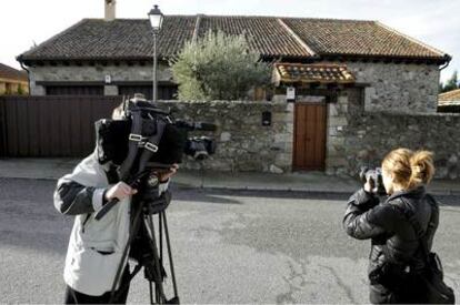 Chalé de Torrecaballeros (Segovia) donde se han encontrado los cadáveres del presunto asesino, de su esposa y su hijo menor de 16 años, en el primer crimen de violencia de género de 2011.