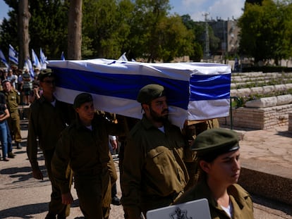 Soldados israelíes llevan el ataúd de Maya Villalobo durante su funeral en el cementerio militar de Givatayim, Israel, el viernes 13 de octubre.