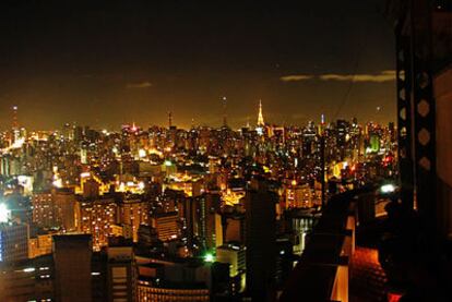 Panorámica nocturna desde el restaurante Terraço Italia de São Paulo