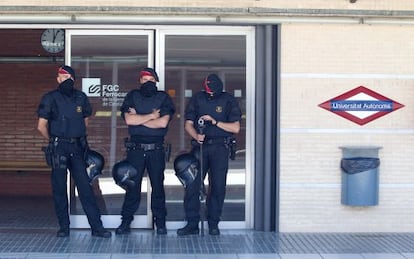 Varios agentes antidisturbios custodiaron los andenes de la estaci&oacute;n de FGC en el campus.