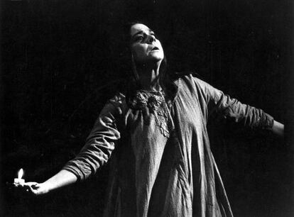 Irene Worth como Lady Macbeth.   