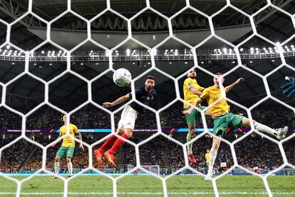 Olivier Giroud remata de cabeza para anotar el cuarto gol de Francia.