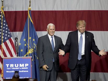 Donald Trump y Mike Fence, este martes, en un mitin en Indiana.