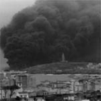 El petrolero Mar Egeo porvocó una inmensa nube de humo negro que cubrió la ciudad de La Coruña