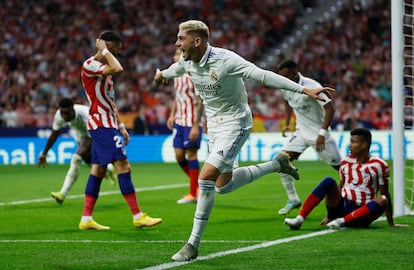 Fede Valverde, jugador del Real Madrid, celebra su gol en el partido contra el Atlético de Madrid (1-2), este domingo en el Metropolitano.
