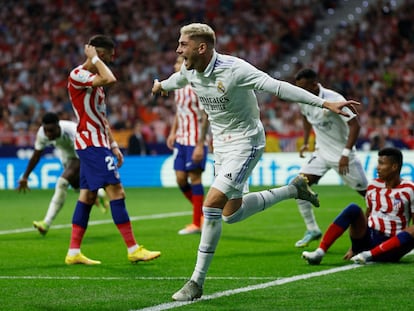 Fede Valverde, jugador del Real Madrid, celebra su gol en el partido contra el Atlético de Madrid (1-2), este domingo en el Metropolitano.