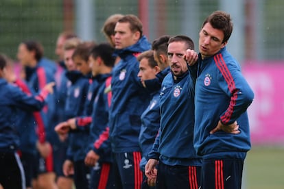 El francés Franck Ribéry y su compañero del Bayern de Múnich Mario Mandzukic bromean durante un entrenamiento previo al encuentro de Liga de Campeones contra el CSKA.