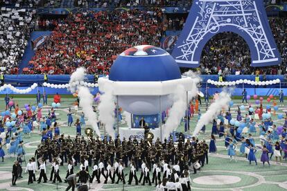 A general view shows the opening ceremony prior to the kick off for the Euro 2016 group A football match between France and Romania at Stade de France, in Saint-Denis, north of Paris, on June 10, 2016. / AFP PHOTO / PHILIPPE LOPEZ