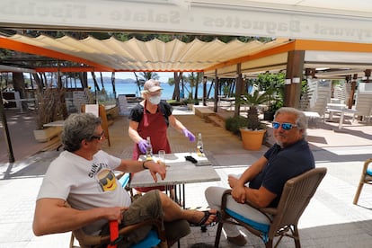 Una camarera atiende a los clientes en una terraza de Calvià (Baleares).