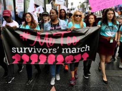 Manifestación en Hollywood contra el acoso sexual a mujeres bajo el lema 'metoo'.