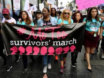 Manifestación en Hollywood contra el acoso sexual a mujeres bajo el lema 'metoo'.