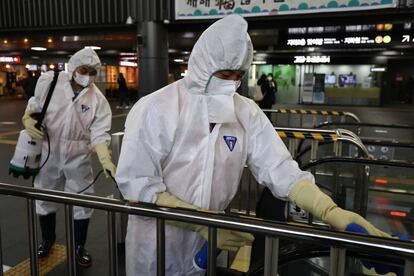 Los trabajadores de desinfección que usan trajes protectores rocían una solución antiséptica en una terminal de trenes en medio de las crecientes preocupaciones públicas sobre la propagación del coronavirus Wuhan de China en la estación de trenes en Seúl, Corea del Sur